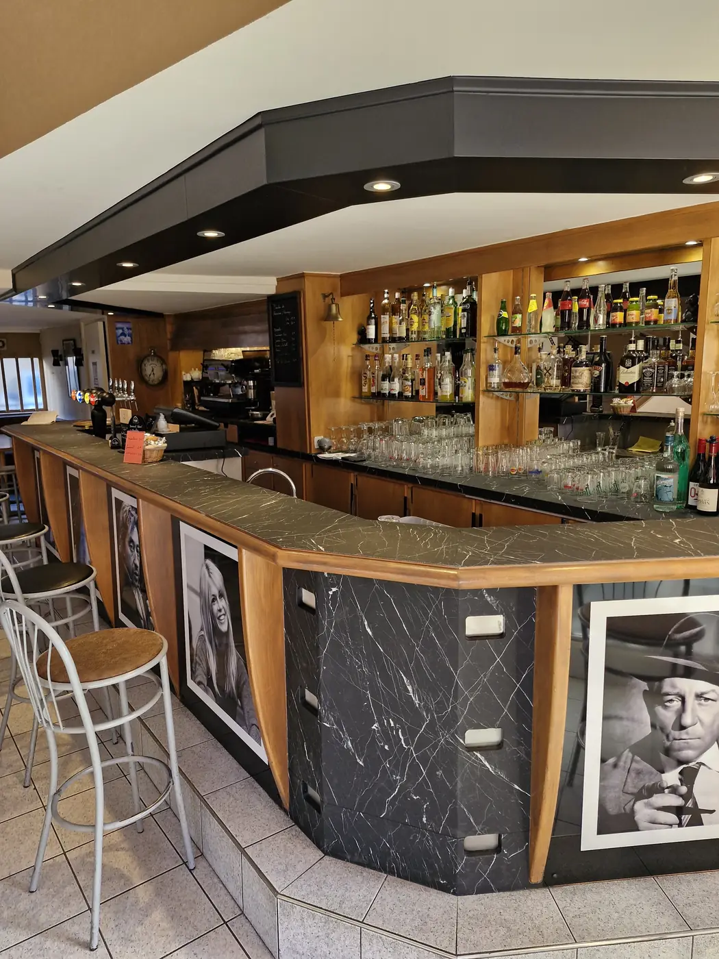Bar « La Belle Époque » — transformation complète du comptoir, budget maîtrisé