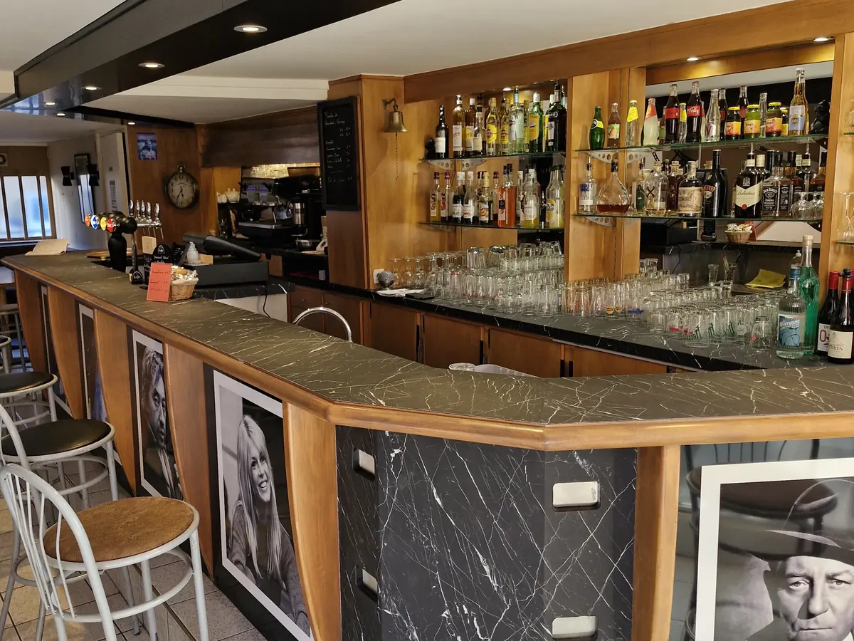 Comptoir de bar après habillage covering effet marbre