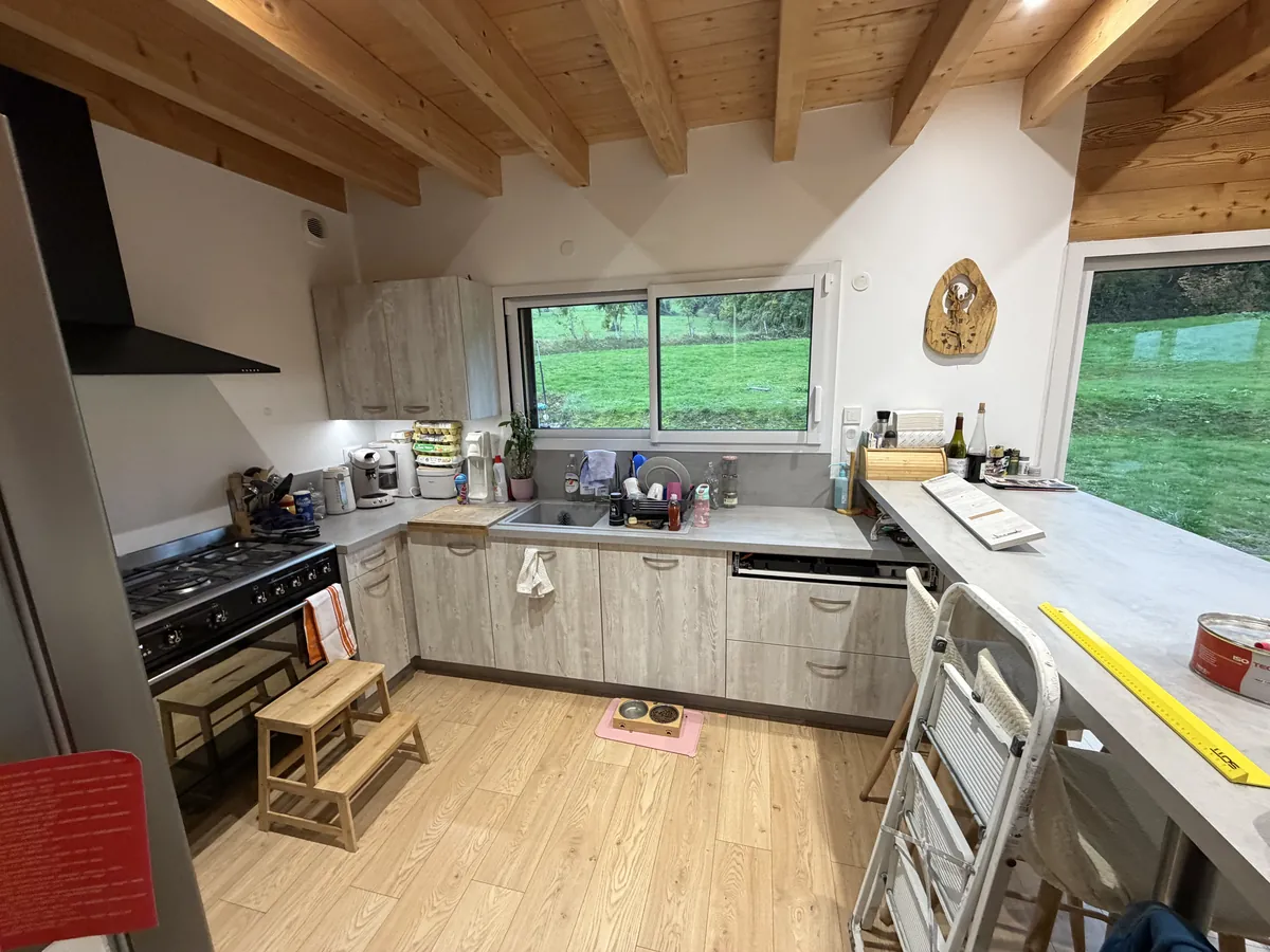 Cuisine avant covering : façades en bois gris clair