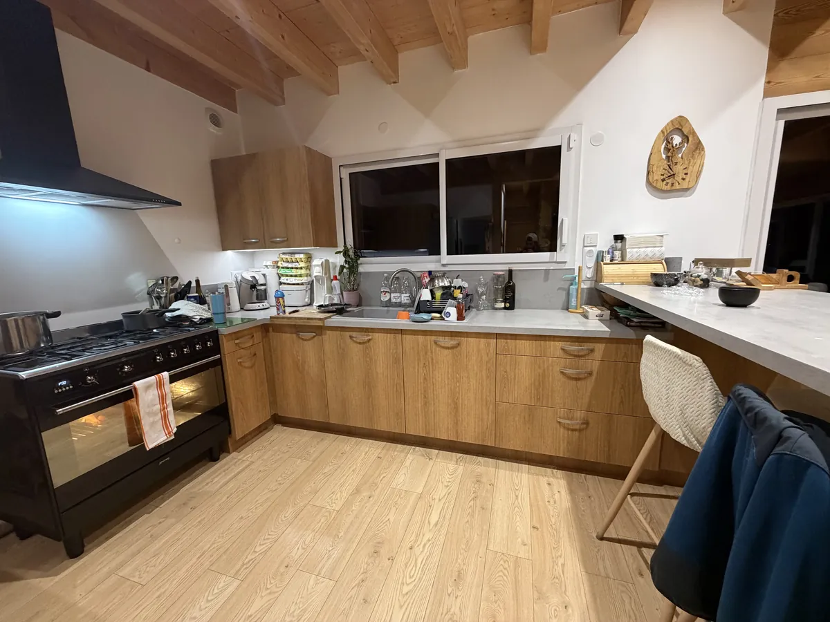 Cuisine après covering : façades habillées d'un film effet chêne naturel par ELP Travaux en Savoie