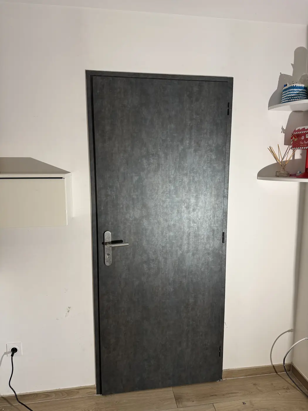 Porte habillée d'un film effet pierre