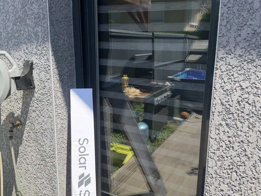 Baie vitrée avant pose de film solaire, avec le film Solar Screen prêt à poser