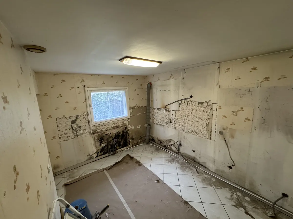 Pièce avant travaux, dégât des eaux et papier peint dégradé